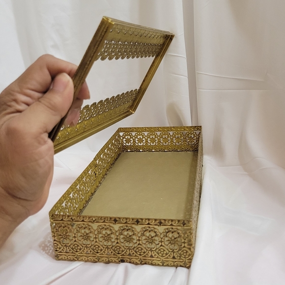 Tissue Box - Vintage filigree Brass Golden Tissue Box - Hollywood Regency - Picture 1 of 9